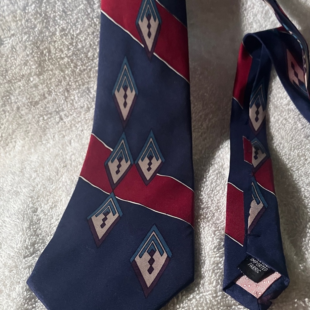 Elegant Geometric Tie in Red and Blue 100% Silk Korea